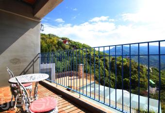 Moose & Squirrel has Balcony rooms