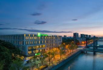 Holiday Inn Express Shanghai Pujiang, an IHG Hotel allows 18 year olds to book a room