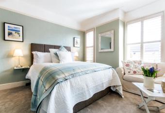 April House Weybridge - Boutique Guesthouse allows 18 year olds to book a room