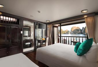 Alisa Premier Cruise has rooms with a private hot tub