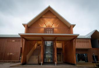 FeelViana Sport Hotel allows 18 year olds to book a room