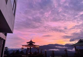 Martam Farmhouse has rooms with a private hot tub