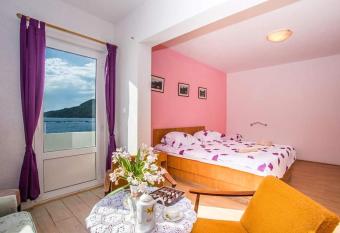 The Power Of Adriatic Sea has rooms with a private hot tub