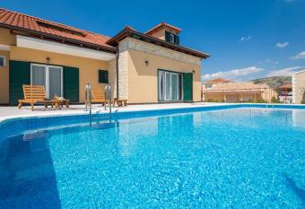 Villa Mia has Balcony rooms