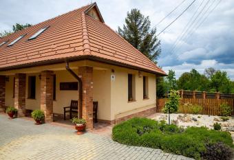 M  zes Vend  gh  z   s Apiter  pi  s k  zpont has Balcony rooms