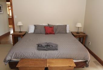 109 Plater St has rooms with a private hot tub