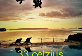 Bella Vista Beach House SPA has rooms with a private hot tub