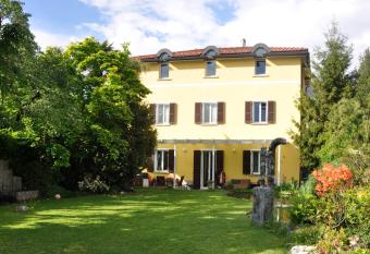 Villa del Gusto allows 18 year olds to book a room