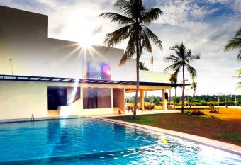 Avenra Gangaara Hotel allows 18 year olds to book a room