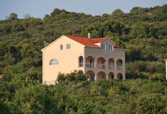 Villa Lunaris has Balcony rooms