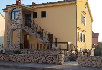 Apartment Tinna allows 18 year olds to book a room