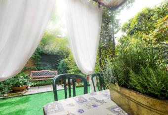 Garden Sweet House Desenzano allows 18 year olds to book a room