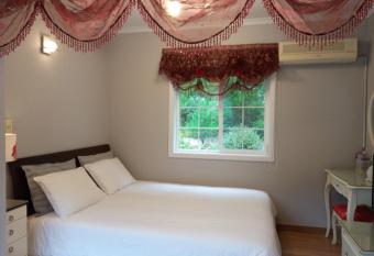 Whistle Stop Pension has Balcony rooms