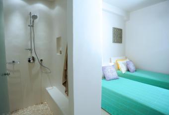 Lidia Villa has rooms with a private hot tub