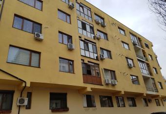 Vitan Residence has rooms with a private hot tub