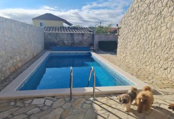 Villa Kiara has rooms with a private hot tub