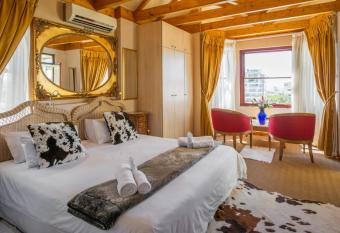 Stadium Guest House has rooms with a private hot tub