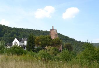 Hotel-Restaurant Burg-Ramstein allows 18 year olds to book a room