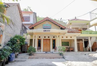 Penginapan Barokah allows 18 year olds to book a room