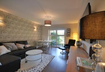 The Garden Apartment, Near Airport & City has Balcony rooms