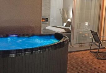 LOFT SPA - C  t   ch  teau. has rooms with a private hot tub