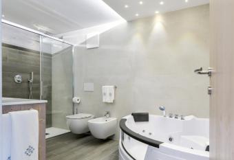 Hotel Ambra has rooms with a private hot tub