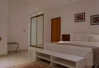 Otho Hotel Convention & SPA has rooms with a private hot tub