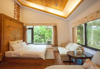 Upon The Hill has Balcony rooms