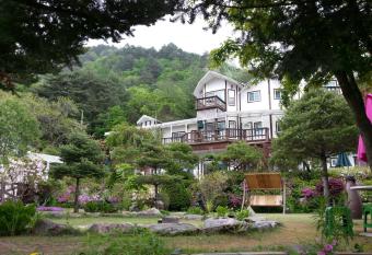 Starvill Pension has Balcony rooms