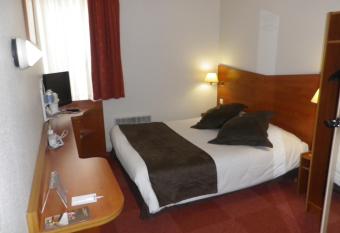 Kyriad Chantilly allows 18 year olds to book a room