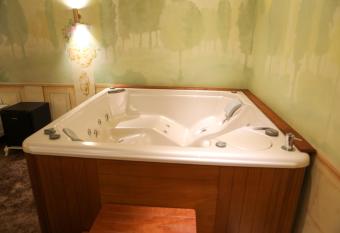 Golden Ring Resort has rooms with a private hot tub