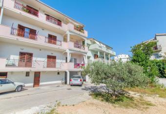 Apartment Jordan has Balcony rooms