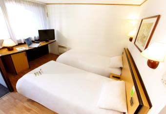 Kyriad Le Blanc-Mesnil allows 18 year olds to book a room