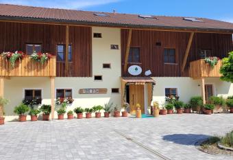 Landhotel Gro  eiberhof allows 18 year olds to book a room