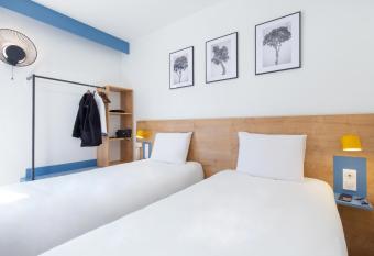 Kyriad Marseille Est Aubagne G  menos allows 18 year olds to book a room