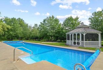 Mountaineer Inn has Balcony rooms