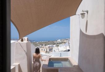 Kastro Mansion has rooms with a private hot tub