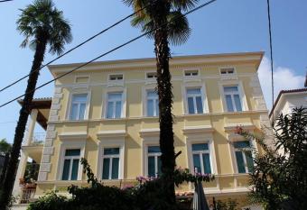 Rooms Alida allows 18 year olds to book a room