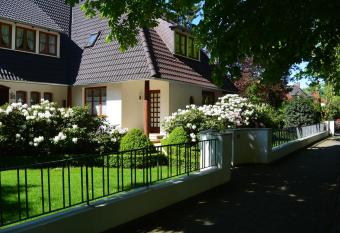 Apartment am B  rgerpark allows 18 year olds to book a room