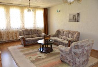 Cima Apartment has rooms with a private hot tub