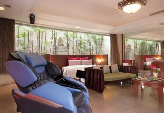 Q Motel has rooms with a private hot tub