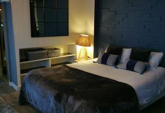 Au Saint Martin 2 allows 18 year olds to book a room