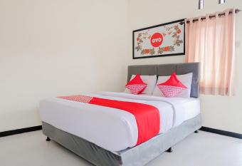 OYO 894 Nusa Indah Homestay Syariah allows 18 year olds to book a room