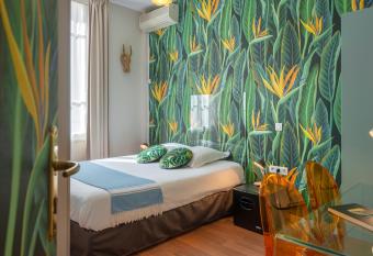 H  tel Cecil allows 18 year olds to book a room