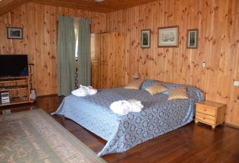 Chumatskiy Shlyah has rooms with a private hot tub