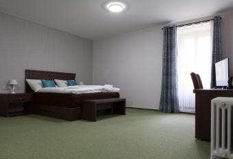 Villa Cafe has rooms with a private hot tub