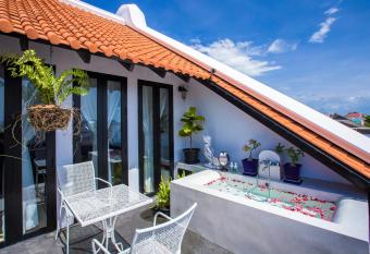 Xinlor House - Phuket Old Town has Balcony rooms
