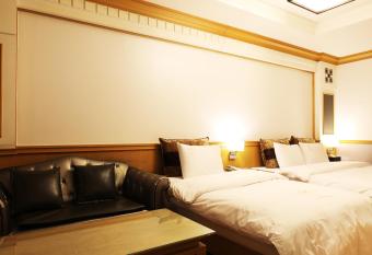 Bucheon SR Hotel has rooms with a private hot tub