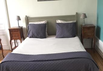 Au coin du spa has rooms with a private hot tub