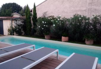 Suite dans Une Echoppe allows 18 year olds to book a room